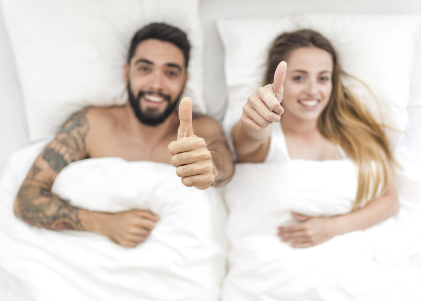 Среќен пар во кревет