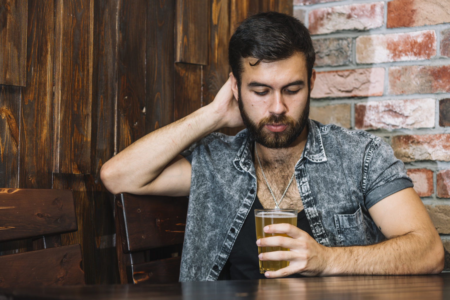 Маж пие во бар дека не му се дига